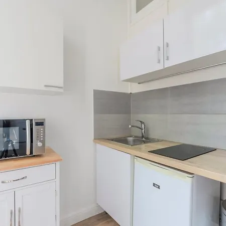 With Mezzanine 150m From The Metro 아파트